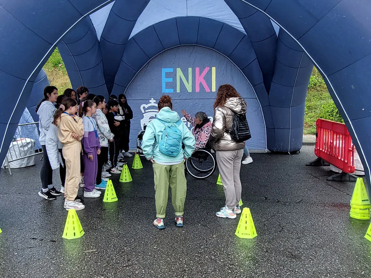 Grupo escolar participando en una jornada de sensibilización de Enki.