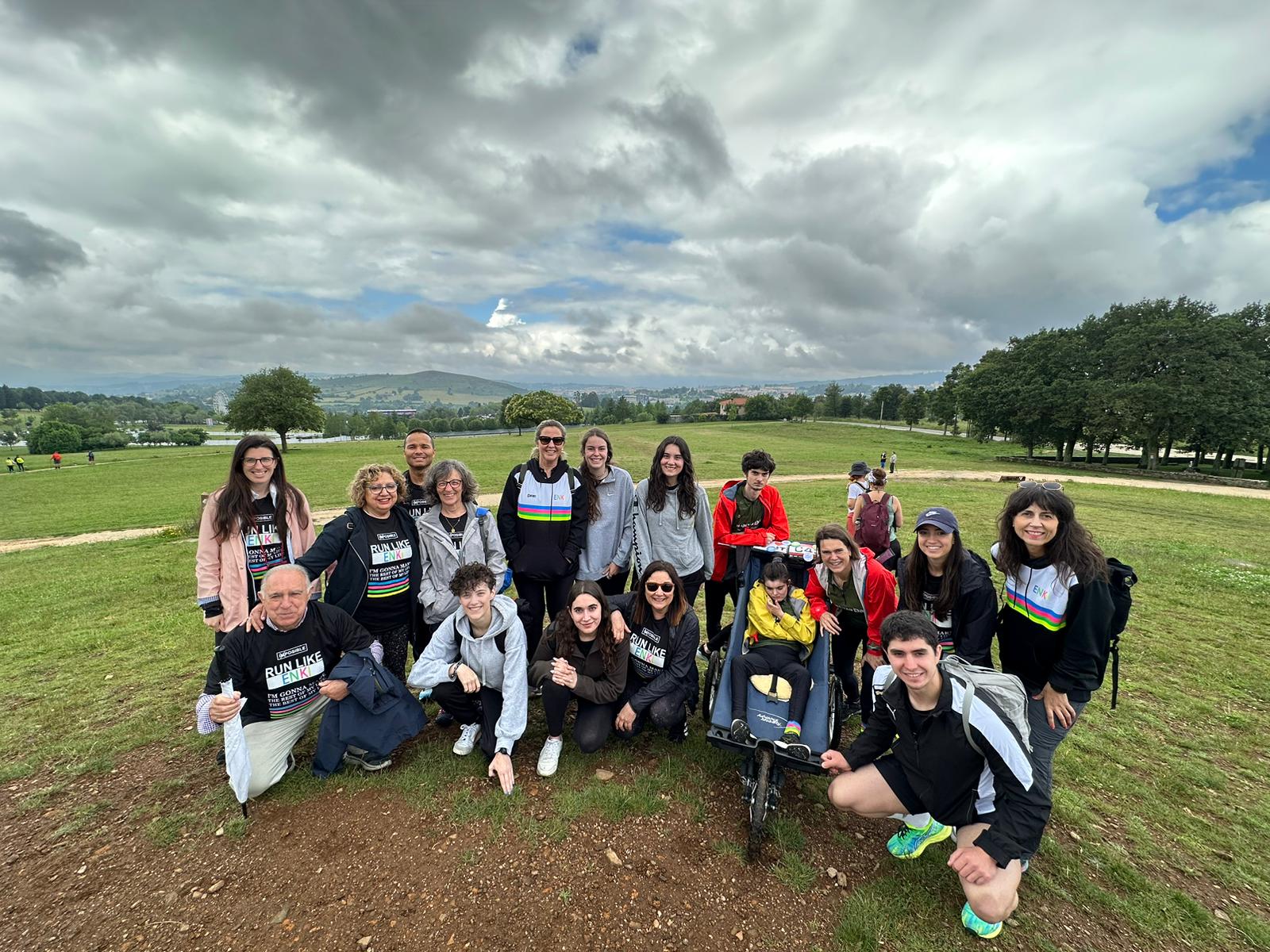 Grupo de voluntariado de Enki reunido ao aire libre.