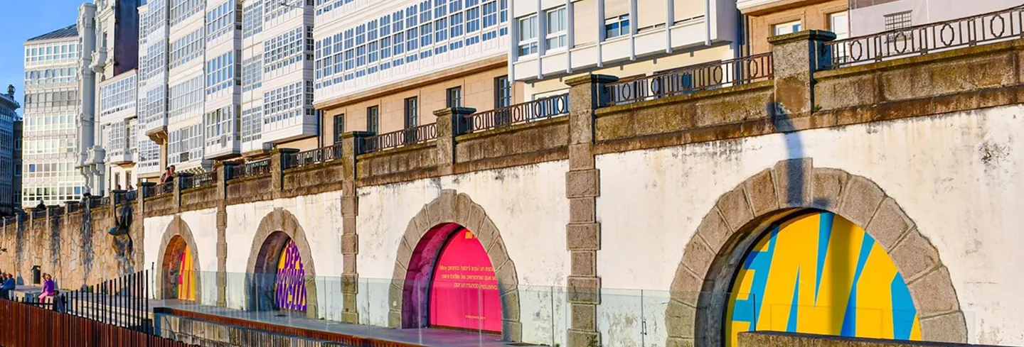 Fachada del Paseo del Parrote de A Coruña con los arcos del futuro Espacio ENKI.
