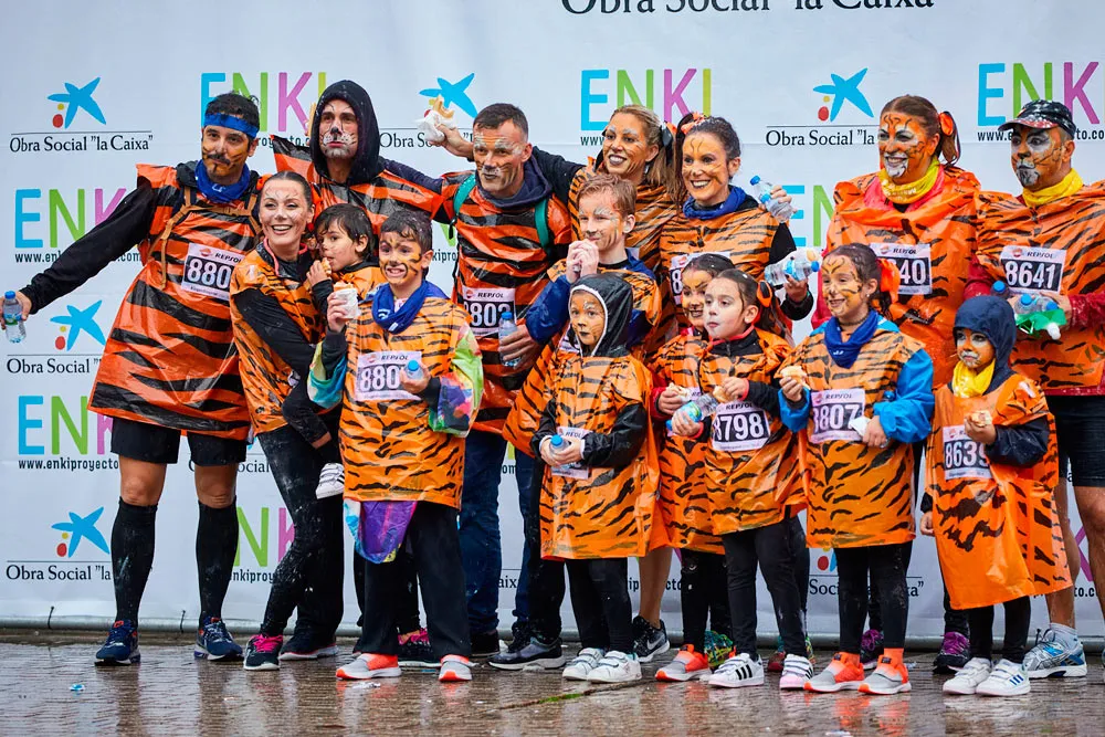 Grupo escolar participando en la Carrera Enki.