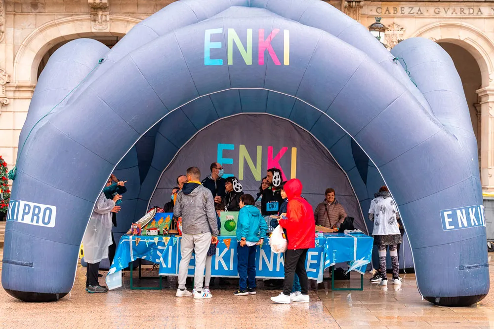 Miembros de una entidad social participando en la Carrera Enki.