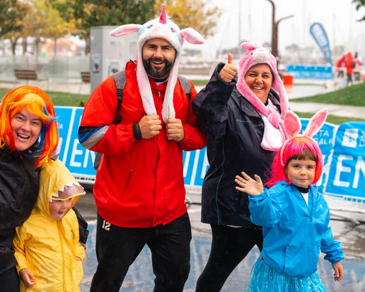 Participantes de la Carrera Enki disfrutando de una actividad inclusiva al aire libre.