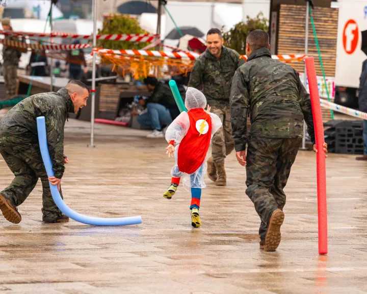 Salida multitudinaria de participantes en una edición de la Carrera Enki.