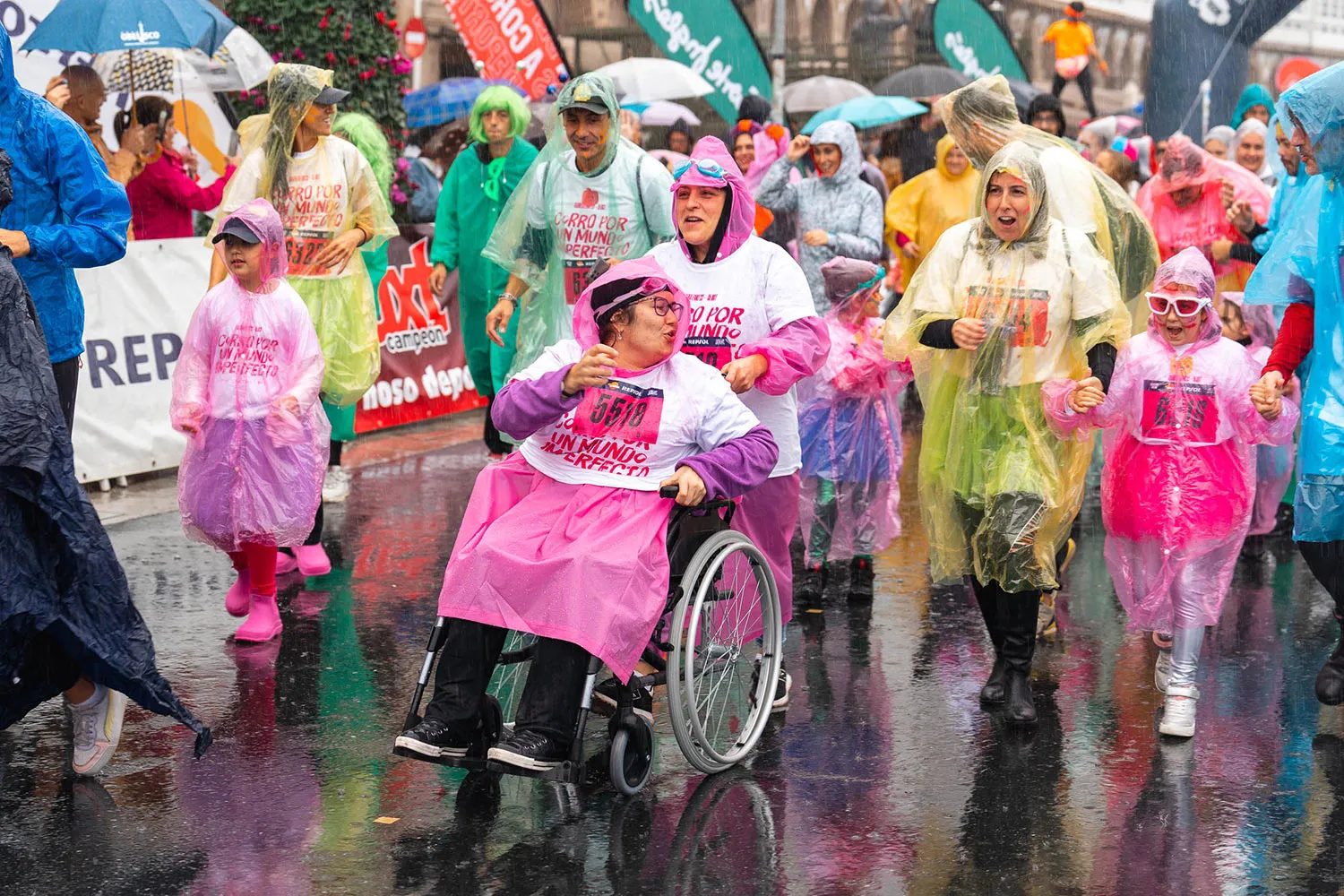 Representantes de entidades sociales participando en dinámicas abiertas durante la Carrera Enki.