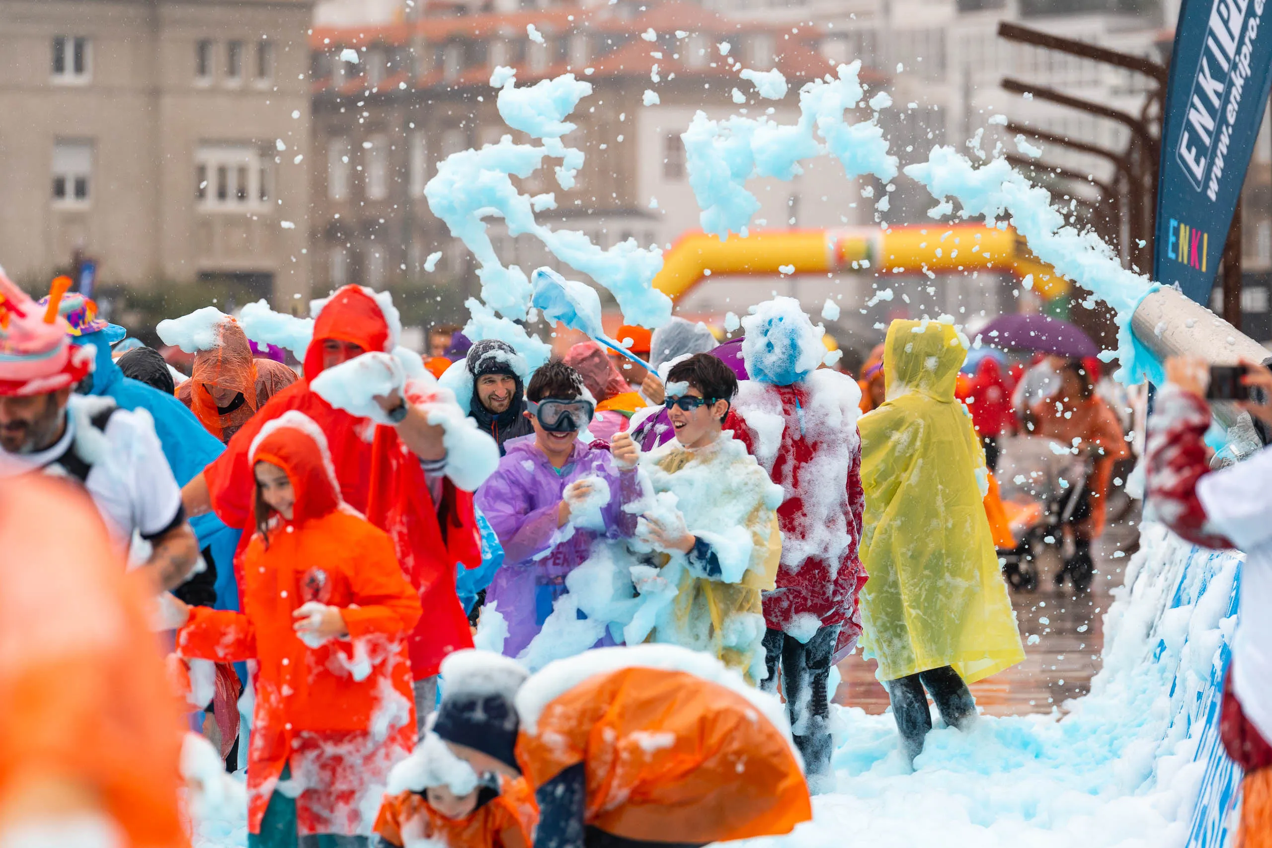 Persoas participando na Carreira Enki durante unha xornada festiva e inclusiva.