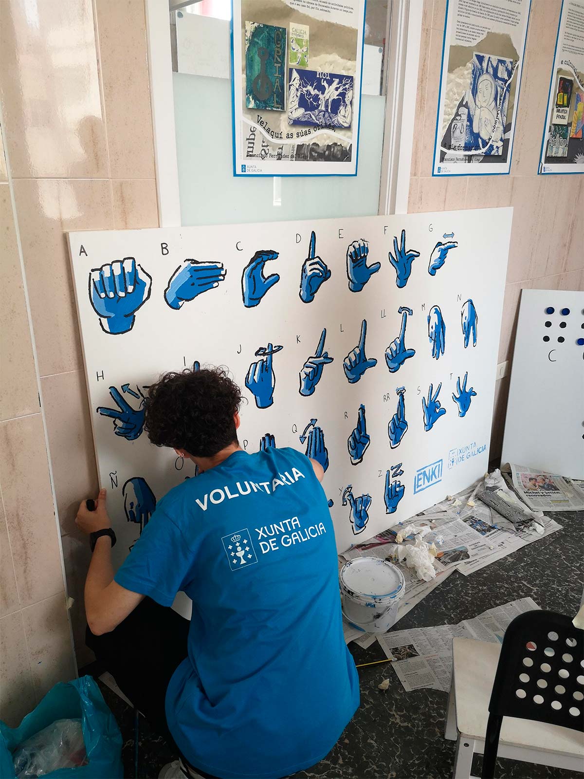 Mural do alfabeto de lingua de signos pintado nun colexio.