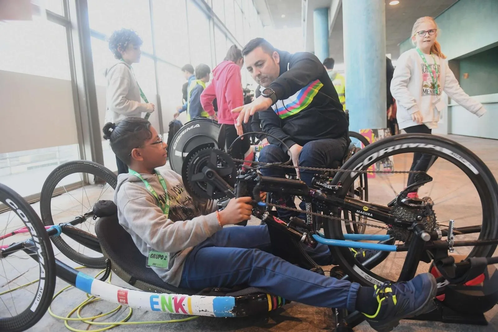 Actividade inclusiva nun colexio con alumnado e material adaptado.