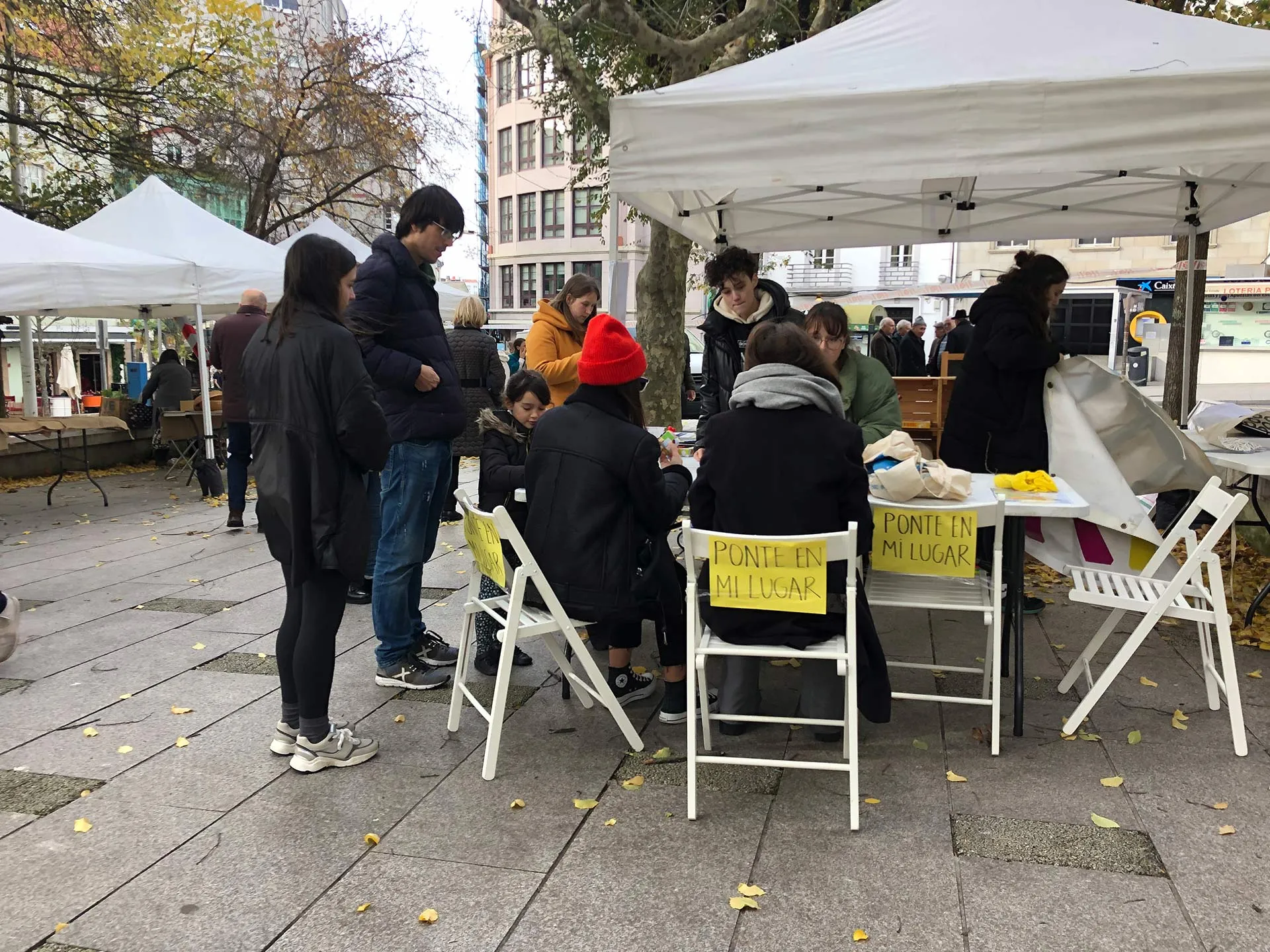 Nenas e nenos xogando xuntos nun espazo inclusivo.