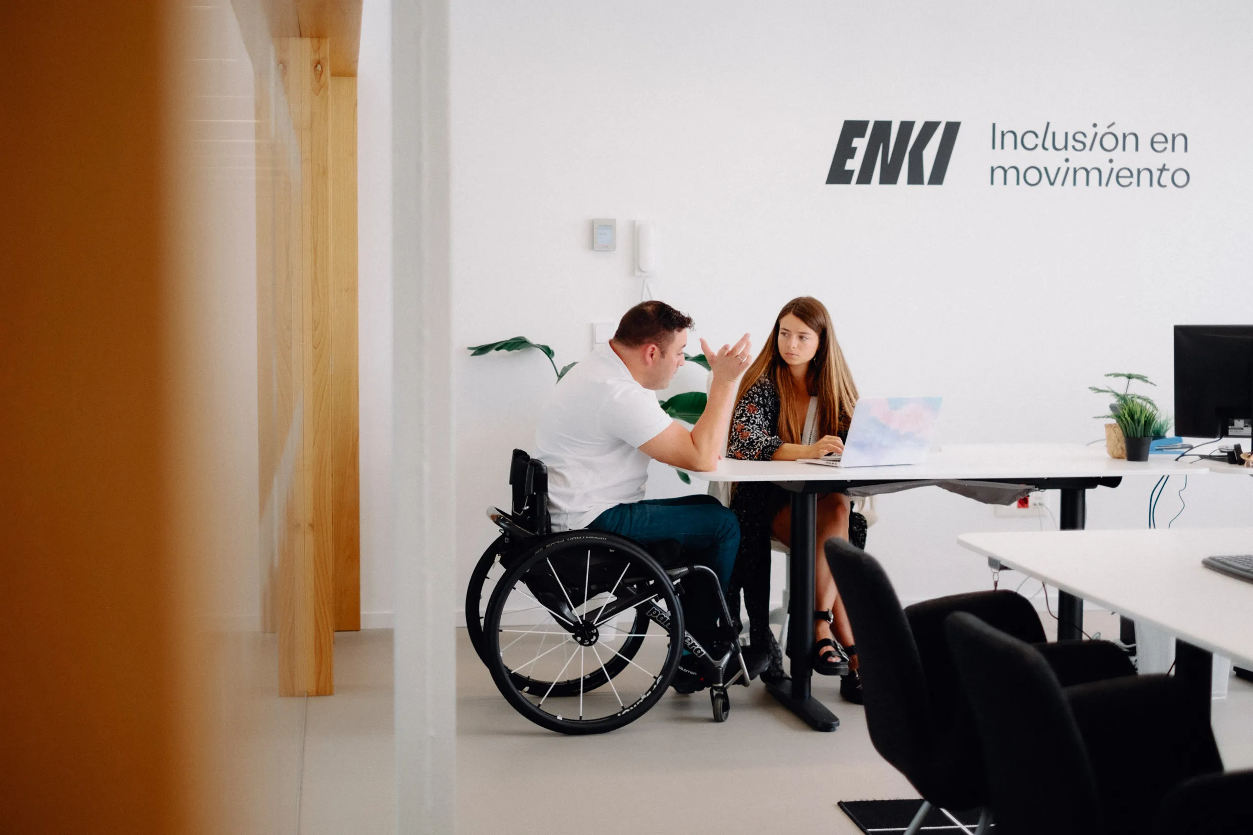 Reunión de traballo na oficina de Enki sobre colaboración e patrocinio.