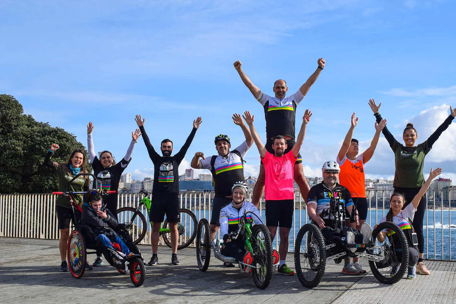 Grupo de persoas gozando xuntas dunha actividade ao aire libre.