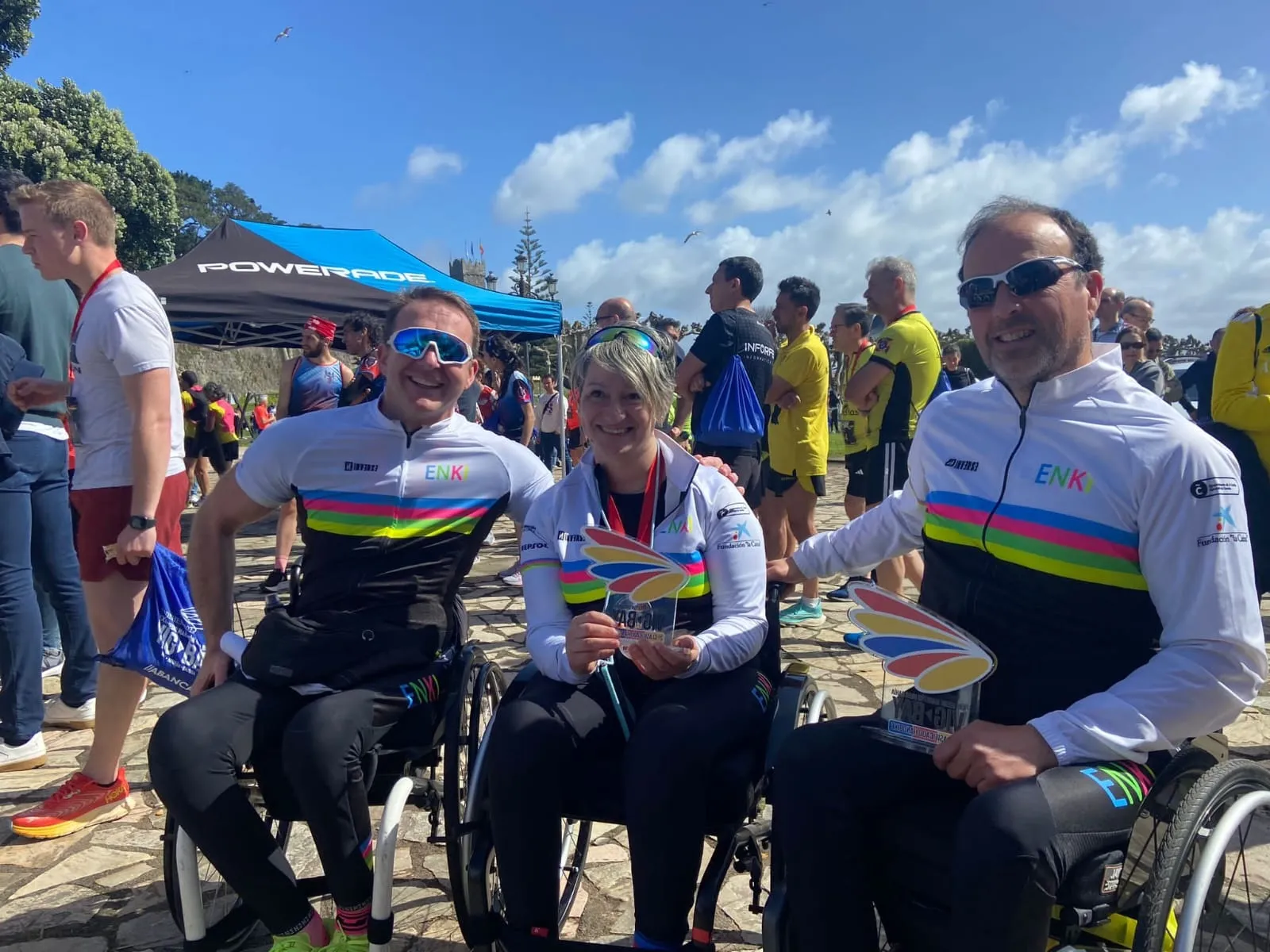 Grupo de persoas con e sen diversidade celebrando xuntas tras unha actividade deportiva.