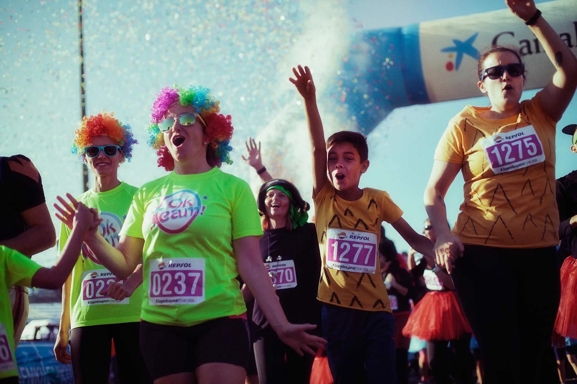 Participantes de Enki gozando dunha xornada festiva e colorida durante a carreira.
