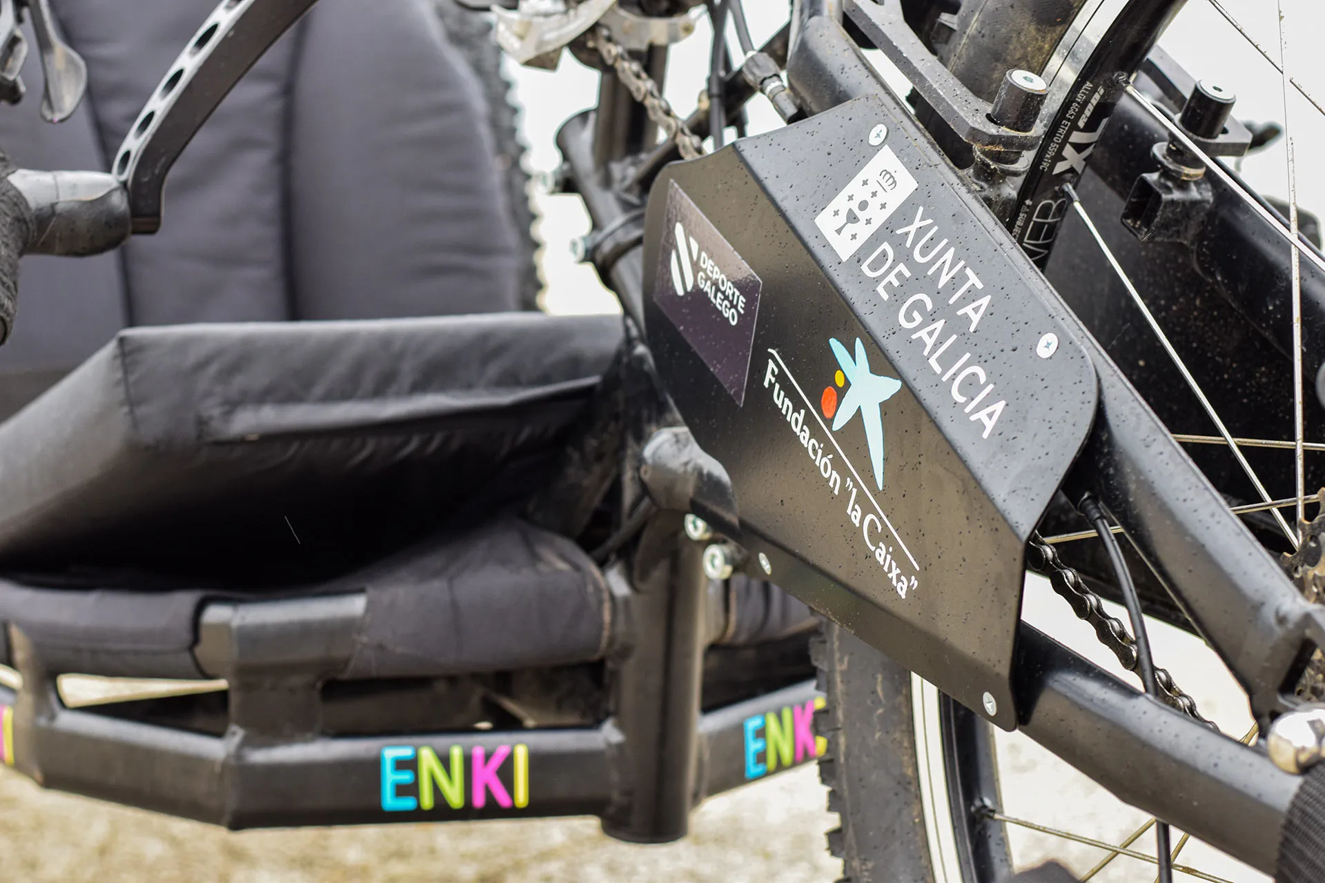 Material deportivo adaptado dispoñible para préstamo a través de Enki.