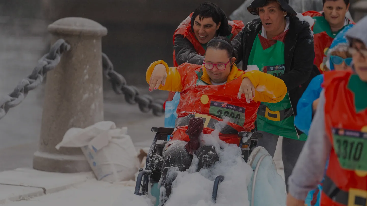 Participantes de Enki gozando xuntos dunha actividade inclusiva ao aire libre.