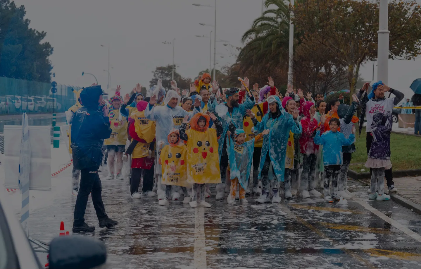 Grupo de nenas, nenos e familias participando nunha carreira festiva inspirada en Enki.