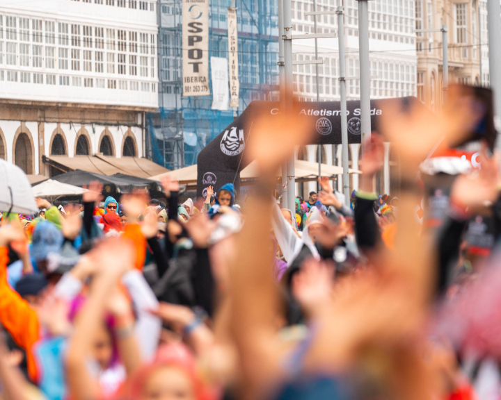 Multitude participando nunha carreira festiva que serve de referencia para recrear Enki nun colexio.
