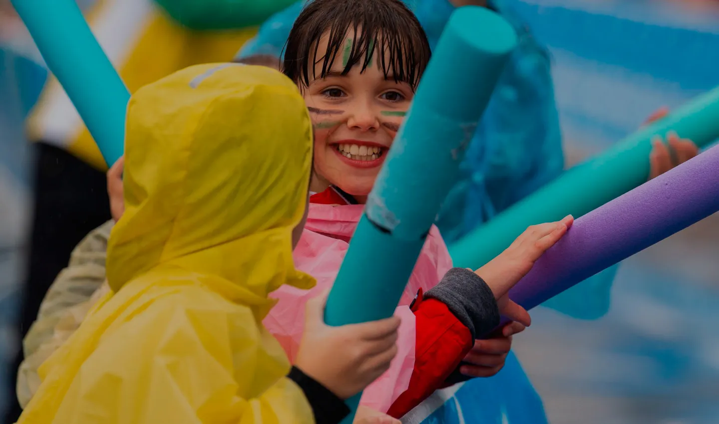 Nenas e nenos participando nunha actividade festiva de voluntariado de Enki.
