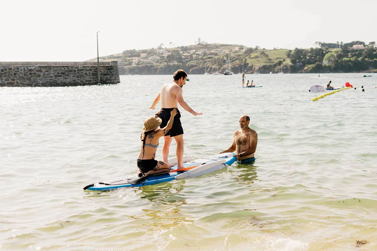Actividade acuática inclusiva con voluntariado de Enki na praia.