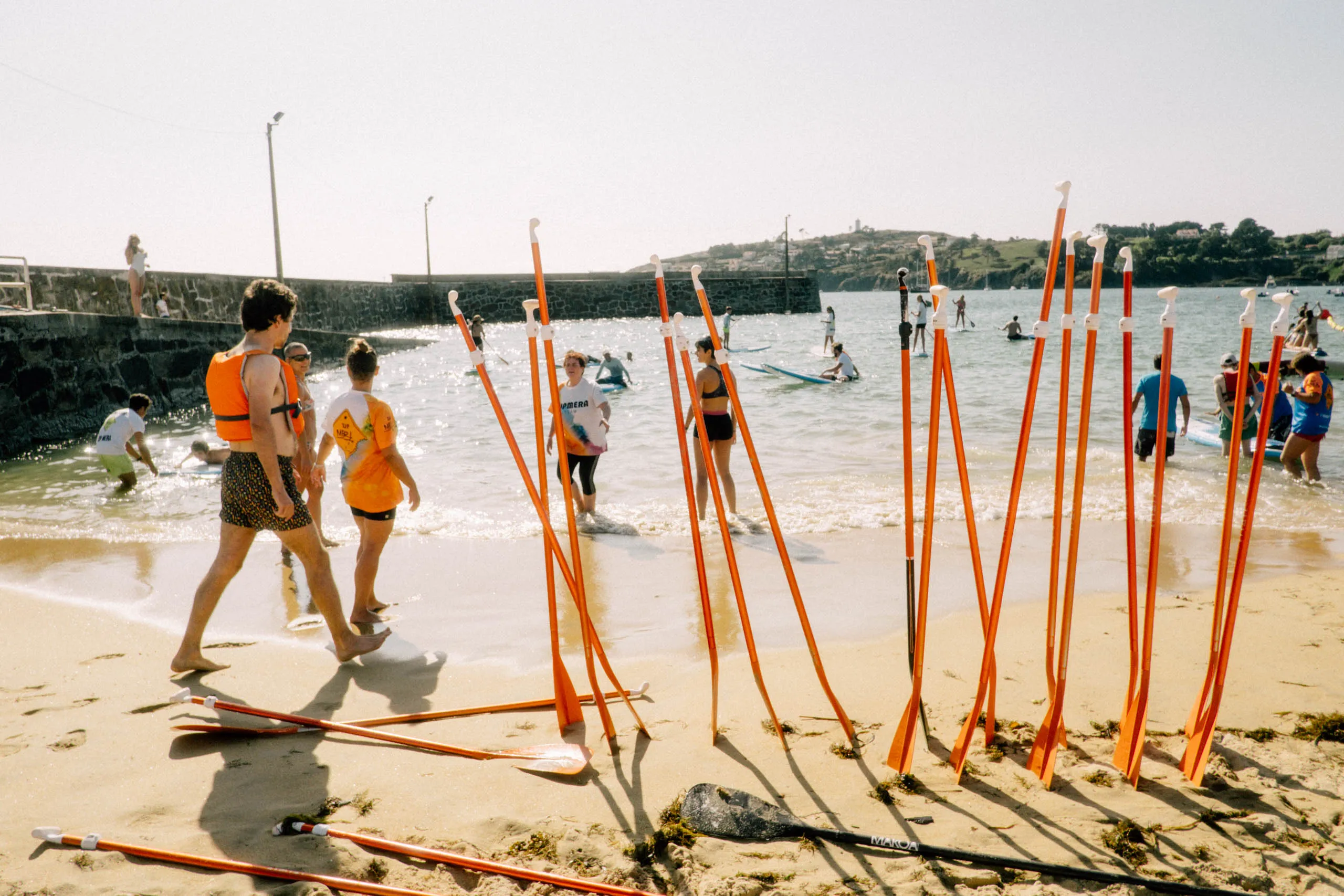 Persoas voluntarias e participantes compartindo unha xornada na praia.
